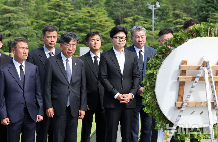  [부산=뉴시스] 하경민 기자 = 한동훈 무소속 의원이 현충일인 6일 부산 남구 유엔기념공원을 방문, 6·25전쟁 유엔군 전몰장병묘역을 참배하고 있다. 2026.06.06. yulnetphoto@newsis.com