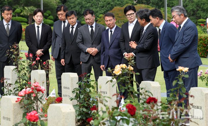  [부산=뉴시스] 하경민 기자 = 한동훈 무소속 의원이 현충일인 6일 부산 남구 유엔기념공원을 방문, 6·25전쟁 당시 유엔군으로 참전한 한국군 전몰장병묘역을 참배하고 있다. 2026.06.06. yulnetphoto@newsis.com