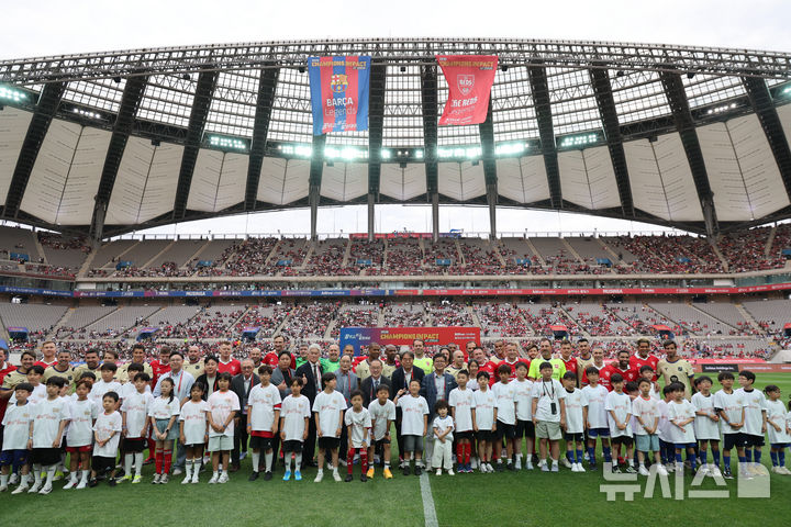 [서울=뉴시스] 황준선 기자 = 6일 오후 서울 마포구 서울월드컵경기장에서 열린 '2026 챔피언스 임팩트 인 서울' 바르사 레전드와 더 레즈 레전드의 경기, 양팀 선수들이 경기에 앞서 기념촬영 하고 있다. 2026.06.06. hwang@newsis.com