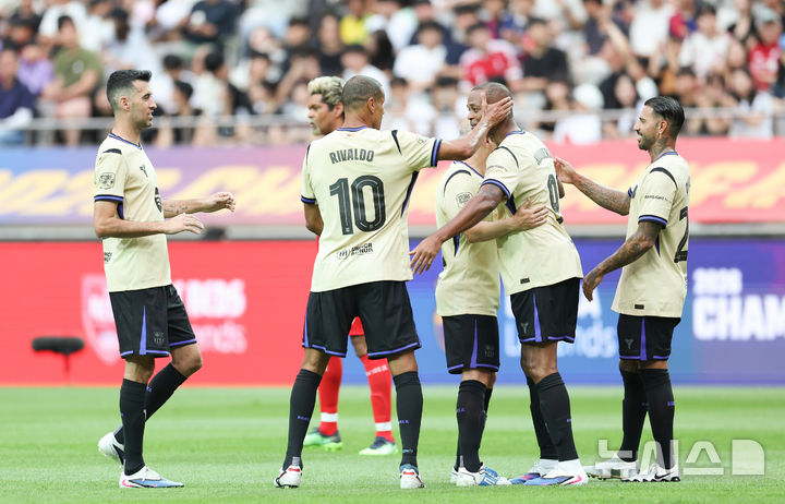 [서울=뉴시스] 황준선 기자 = 6일 오후 서울 마포구 서울월드컵경기장에서 열린 '2026 챔피언스 임팩트 인 서울' 바르사 레전드와 더 레즈 레전드의 경기, 팀의 첫 번째 골을 넣은 바르사 파트릭 클라위버르트가 동료들과 기쁨을 나누고 있다 .2026.06.06. hwang@newsis.com