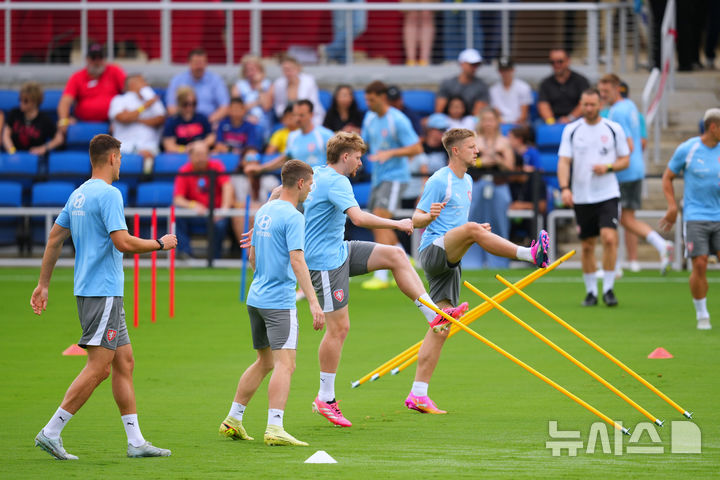 [맨스필드=AP/뉴시스] 2026 국제축구연맹(FIFA) 북중미 월드컵 개막에 앞서 미국 베이스캠프에 입성한 뒤 공개 훈련을 진행한 체코 축구대표팀. 2026.06.06.