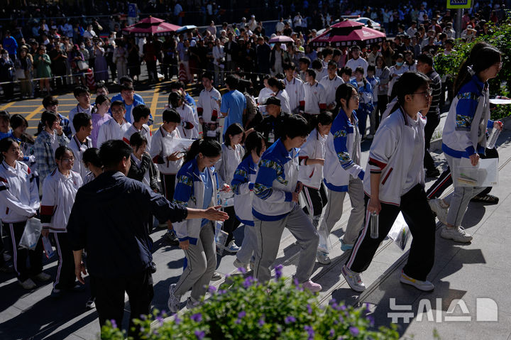 [베이징=AP/뉴시스] 중국 대학들이 인공지능(AI)과 첨단산업 중심의 국가 발전 전략에 맞춰 대대적인 학과 개편에 나서고 있다.사진은 중국의 대학 입학 시험일 '가오카오'(高考) 첫날인 지난 7일(현지 시간) 수험생들이 베이징의 한 고등학교 고사장으로 들어가는 모습. 2026.06.15