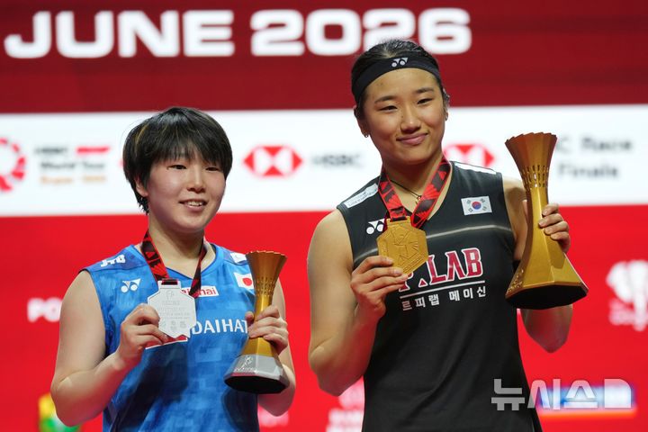 [자카르타=AP/뉴시스] 안세영(1위)이 7일(현지 시간) 인도네시아 자카르타에서 열린 '2026 세계배드민턴연맹(BWF) 월드투어 슈퍼1000 인도네시아 오픈 여자 단식 결승에서 야마구치 아카네(3위·일본)를 꺾고 우승한 후 함께 포즈를 취하고 있다. 안세영이 2-0(23-21 21-12)으로 승리하고 우승하며 대회 2연패를 달성했다. 2026.06.08.