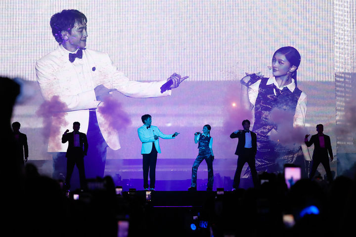 [서울=뉴시스] '위버스콘' 비(정지훈), 아일릿 이로하. (사진 = 하이브 제공) 2026.06.07. photo@newsis.com *재판매 및 DB 금지