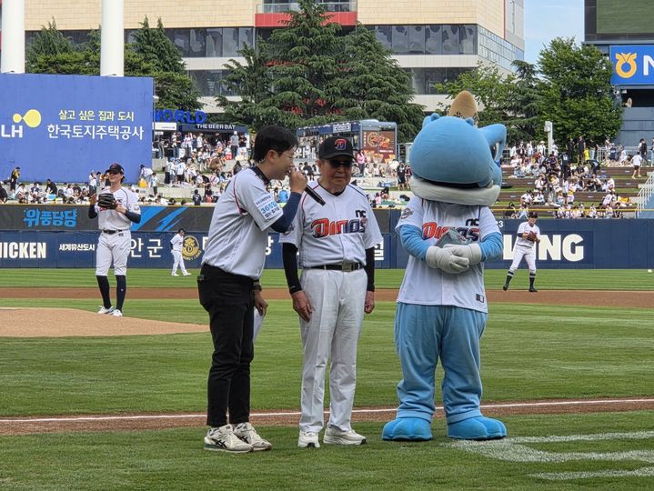 [창원=뉴시스]엔씨다이노스 홈경기 6·25참전유공자 시구.(사진=경남동부보훈지청 제공) 2026.06.07.photo@newsis.com *재판매 및 DB 금지