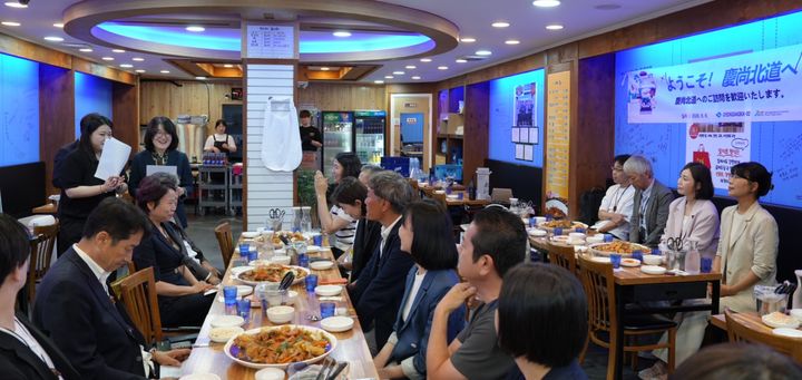 [안동=뉴시스] 지난 6일 일본 여행사 관계자들을 대상으로 안동 찜닭골목 팸투어가 진행되고 있다. (사진=경북도 제공) 2026.06.07 photo@newsis.com *재판매 및 DB 금지
