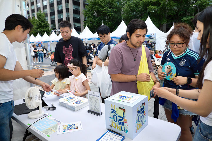[안동=뉴시스] 6일 '2026 경북 관광페스타 in 서울' 행사을 찾은 외국인들. (사진=경북도 제공) 2026.06.07 photo@newsis.com *재판매 및 DB 금지