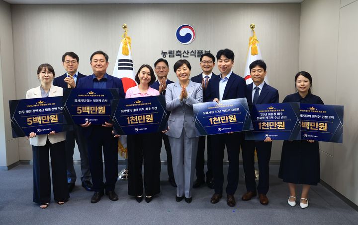 [세종=뉴시스] 농식품부는 지난 5일 정부세종청사에서 '제1회 특별성과 포상' 수여식을 열고 우수 정책 성과를 낸 국장급 1명, 계장급 5명, 주무관급 5명 등 총 11명을 포상했다고 7일 밝혔다. (사진=농식품부 제공) 2026.06.07. photo@newsis.com *재판매 및 DB 금지
