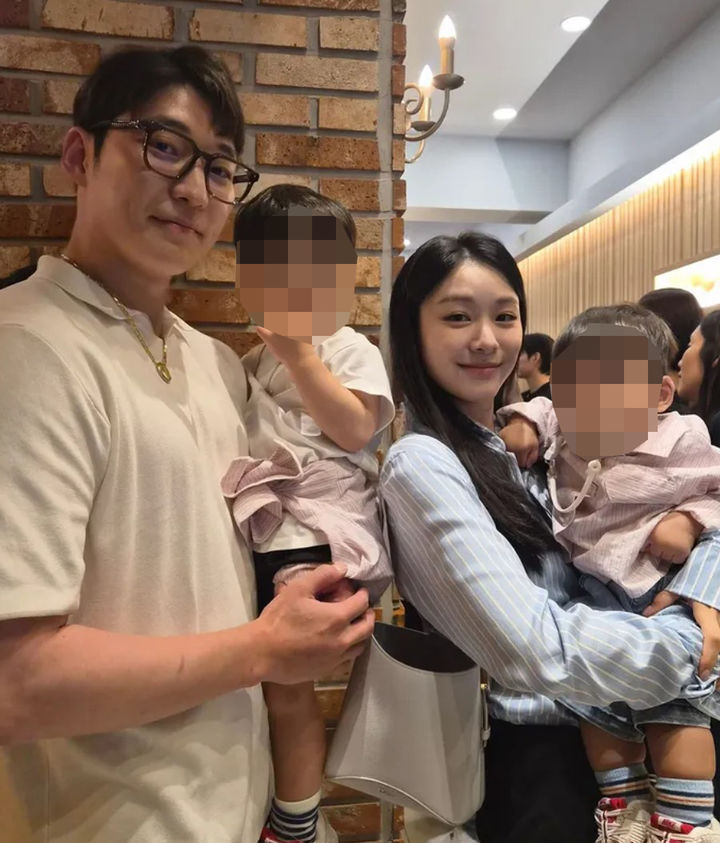 [서울=뉴시스] 김연아가 사석에서 촬영한 사진이 확산하면서 화제를 모으고 있다. (사진=농구선수 최원혁, 피겨스케이팅 선수 출신 조경아 인스타그램 캡처) *재판매 및 DB 금지
