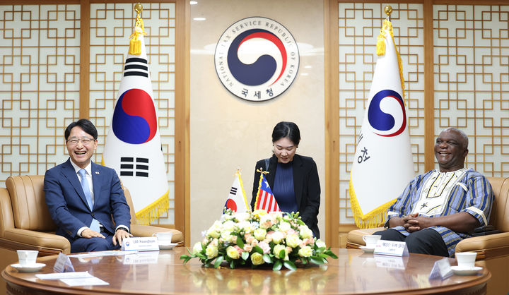 임광현 국세청장이 5일 서울에서 열린 제1차 한·라이베리아 국세청장 회의에서 제임스 도버 잘라 라이베리아 국세청장과 3건의 업무협약에 대해 논의하고 있다.(사진 : 국세청 제공) 2026.6.7. *재판매 및 DB 금지