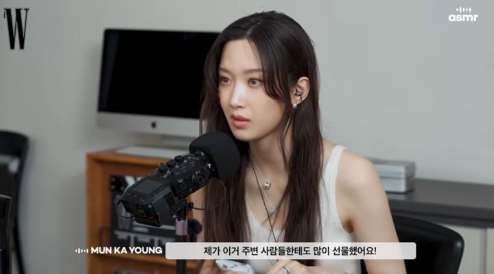 [서울=뉴시스] 배우 문가영이 평소 사용하는 숙면 아이템을 소개하고 있다. (사진=유튜브 'W KOREA' 캡처) 2026.06.07. *재판매 및 DB 금지