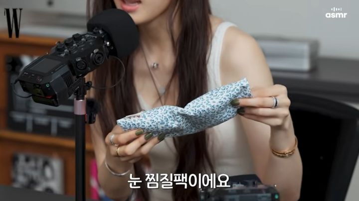 [서울=뉴시스] 배우 문가영이 '눈 찜질팩(안대)'을 선보이고 있다. (사진=유튜브 'W KOREA' 캡처) 2026.06.07. *재판매 및 DB 금지