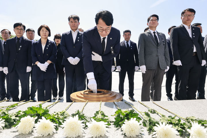 [화성=뉴시스] 정명근 경기 화성시장이 6일 화산동 현충탑에서 열린 제71회 현충일 추념식에 참석해 분향하고 있다. (사진=화성시 제공) 2026.06.07. photo@newsis.com *재판매 및 DB 금지