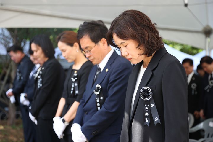[광명=뉴시스] 최혜민 경기 광명시 부시장이 6일 철산동 현충근린공원에서 열린 제71회 현충일 추념식에서 헌화하고 묵념하고 있다. (사진=광명시 제공) 2026.06.07. photo@newsis.com *재판매 및 DB 금지