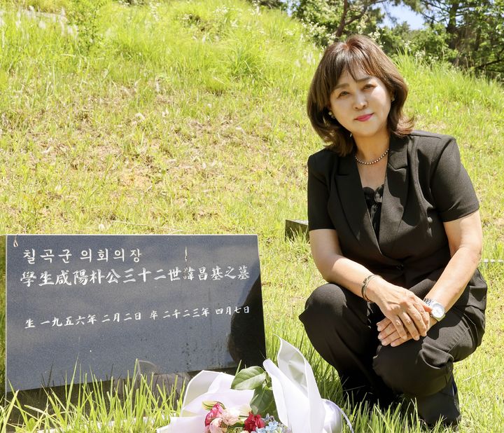 [칠곡=뉴시스] 박은화 경북 칠곡군의원 당선인이 2024년 혈액암으로 별세한 오빠 고(故) 박창기 전 칠곡군의회 의장의 묘소를 찾아 참배한 후 기념사진을 찍고 있다. (사진=박은화 당선인 제공) 2026.06.07. photo@newsis.com *재판매 및 DB 금지