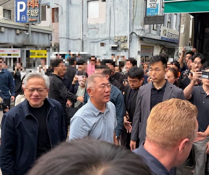 [서울=뉴시스] 젠슨 황 엔비디아 CEO와 정의선 현대차그룹 회장은 7일 서울 을지로에 위치한 유명 평양냉면집 우래옥에서 만나 점심식사를 했다. (사진=독자제공). 2026.06.07. photo@newsis.com *재판매 및 DB 금지