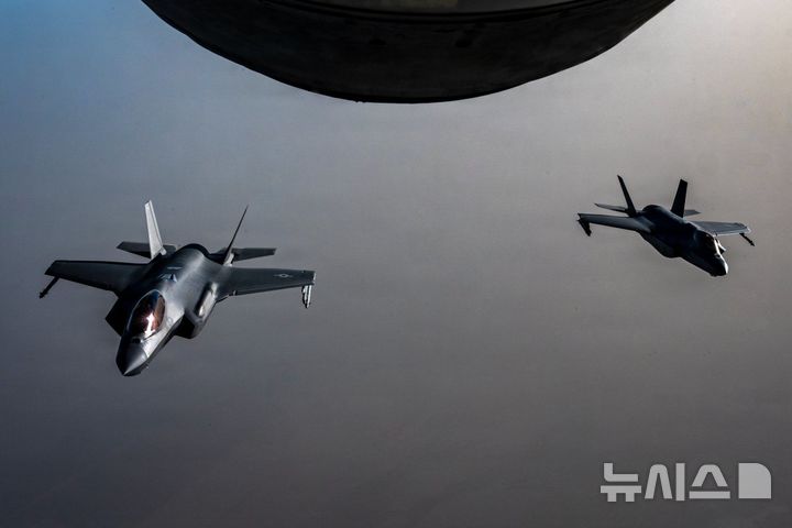 [서울=뉴시스] 미 공군 F-35A 스텔스 전투기 두 대가 중동 상공을 순찰하고 있다. (사진=미 중부사령부(CENTCOM) 엑스 갈무리) 2026.06.07.