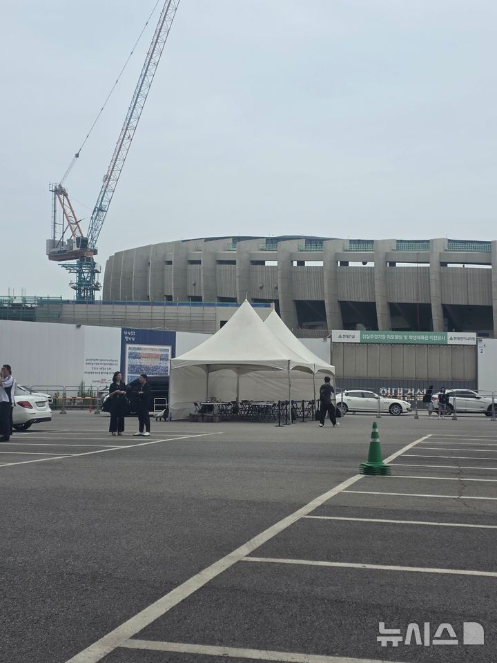 [서울=뉴시스] 김희준 기자 = 7일 잠실구장에 젠슨 황 엔비디아 최고경영자(CEO)가 시구를 위해 방문하는 가운데 중앙 출입구 앞 관계자 주차 구역이 통제됐다. 주차 구역에 취재진을 위한 공간이 마련돼 있다. 2026.06.07