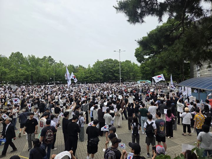 [서울=뉴시스] 이지영 기자=7일 개표소인 서울 송파구 올림픽공원 핸드볼경기장 일대에서 '재선거'를 연호하는 봉쇄 시위 참여자들. 2026.06.07. jee0@newsis.com *재판매 및 DB 금지