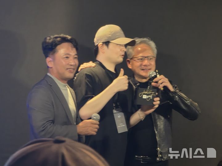 [서울=뉴시스]오동현 기자 = 젠슨 황 엔비디아 최고경영자(CEO)와 김택진 엔씨 공동대표가 7일 서울 강남구의 한 PC방에서 열린 엔씨 '아이온2' 이용자 행사장을 찾아 경품으로 그래픽처리장치(GPU) 'RTX 5090'과 인공지능(AI) PC 'RTX 스파크'를 경품으로 선물했다. odong85@newsis.com