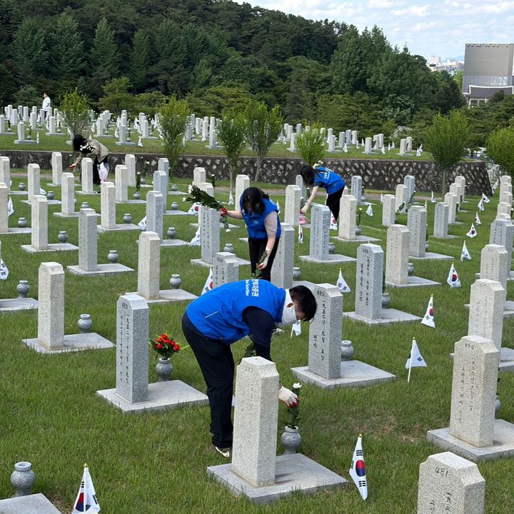 [서울=뉴시스] 신한투자증권 임직원들이 호국보훈의 달을 맞아 국립서울현충원에서 묘역 정화와 환경정화 활동을 실시하고 있다. (사진=신한투자증권 제공) 2026.06.07. photo@newsis.com *재판매 및 DB 금지