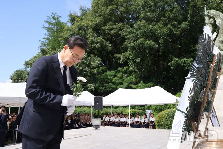 [의왕=뉴시스] 김성제 경기 의왕시장이 제71회 현충일 추념식에 참석해 헌화하고 있다. (사진=의왕시 제공) 2026.06.07. photo@newsis.com