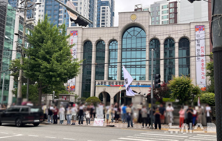 [부산=뉴시스] 이아름 기자 = 7일 부산 연제구 부산시선거관리위원회 앞에 제9회 전국동시지방선거 투표용지 부족 사태에 항의, 재선거를 요구하는 시민들이 모여있다. 2026.06.07. aha@newsis.com
