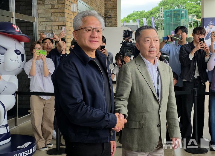 [서울=뉴시스] 김희준 기자 = 젠슨 황 엔비디아 최고경영자(CEO)가 7일 오후 잠실구장에 도착한 뒤 박정원 두산그룹 회장과 포즈를 취하고 있다. 2026.06.07jinxijun@newsis.com