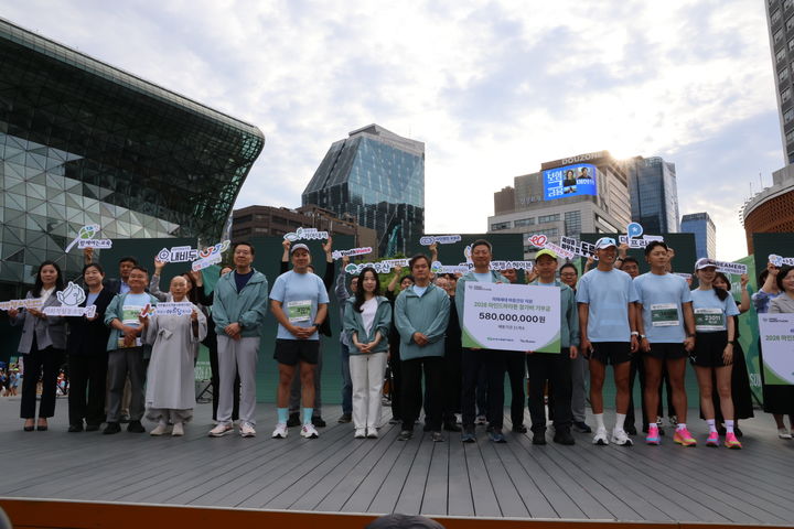 [세종=뉴시스] 한국수력원자력은 7일 서울시청 광장과 청계천 일대에서 미래세대의 마음건강 증진을 위한 기부 마라톤 대회 '2026 마인드마라톤(Mind Marathon)'을 개최했다고 밝혔다. (사진=한수원 제공) 2026.06.07. photo@enwsis.com *재판매 및 DB 금지