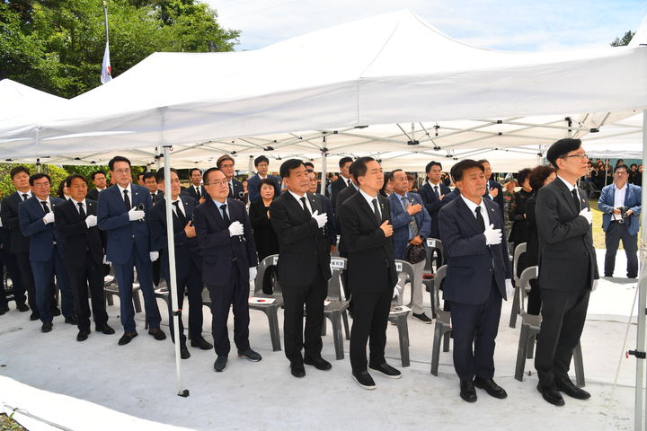 [울산=뉴시스] 울산 울주군은 지난 6일 두동면 충효정 충혼탑에서 조국을 위해 목숨을 바친 국가유공 4형제를 기리는 합동 추모제가 열렸다고 7일 밝혔다. (사진=울주군 제공) 2026.06.07. photo@newsis.com *재판매 및 DB 금지