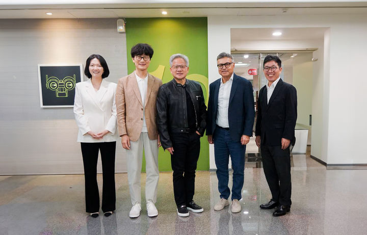 [서울=뉴시스] (왼쪽부터) 최수연 네이버 대표, 이해진 네이버 이사회 의장, 젠슨 황 엔비디아 CEO, 제이 퓨리 엔비디아 총괄 부사장, 김유원 네이버클라우드 대표가 지난 22일 대만 엔비디아 오피스에서 별도 미팅 후 기념 촬영을 하고 있다. (사진=네이버 제공) 2025.05.23. photo@newsis.com *재판매 및 DB 금지