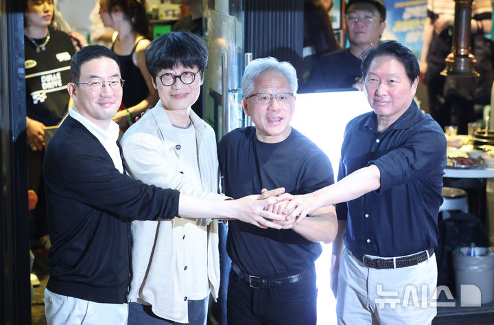 [서울=뉴시스] 조성우 기자 = 젠슨 황(왼쪽 세 번째) 엔비디아 최고경영자(CEO)가 5일 서울 마포구 서교동의 한 고깃집에서 최태원(오른쪽) SK그룹 회장, 구광모(왼쪽) LG그룹회장, 이해진 네이버 이사회 의장과 삼겹살 회동을 마친 뒤 기념촬영 하고 있다. 2026.06.05. xconfind@newsis.com
