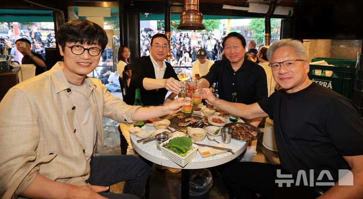 [서울=뉴시스] 조성우 기자 = 젠슨 황 엔비디아 최고경영자(CEO)가 5일 서울 마포구 서교동의 한 고깃집에서 최태원 SK회장, 구광모 LG회장, 이해진 네이버 의장과 삼겹살 회동을 하며 기념촬영 하고 있다. (공동취재) 2026.06.05. photo@newsis.com