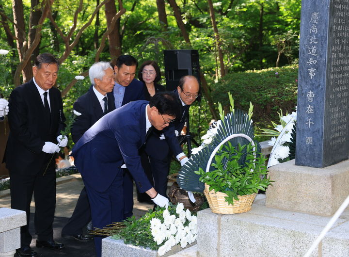 [대구=뉴시스] 대구 수성구는 제71회 현충일을 맞아 범어공원 나야 대령 기념비에서 참배식을 열었다. (사진=대구시 수성구 제공) 2026.06.07. photo@newsis.com *재판매 및 DB 금지