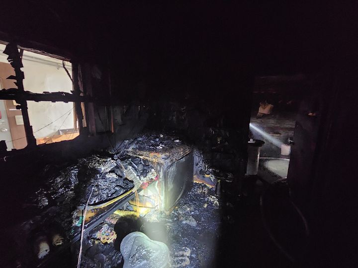 [군산=뉴시스] 7일 오후 2시8분께 전북 군산시 경암동의 한 노래방에서 불이 나 내부가 까맣게 타있다. (사진=전북도소방본부 제공) 2026.06.07. photo@newsis.com *재판매 및 DB 금지