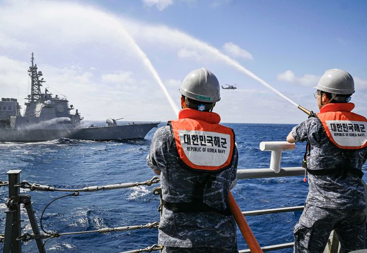 [서울=뉴시스] 7일 제주 동남방 공해상에서 진행된 한일 수색구조훈련(SAREX: Search and Rescue Exercise)에서 한국 해군 상륙함 천자봉함(LST-Ⅱ, 4900톤급)과 일본 해상자위대 이지스구축함 콩고함(DDG, 7250톤급)이 가상의 조난선박에 발생한 화재를 진압하고 있다. (사진=해군 제공) 2026.06.07 *재판매 및 DB 금지
