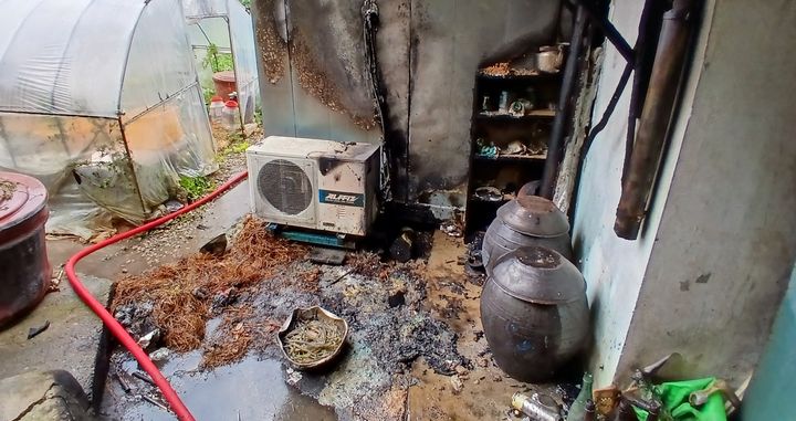 [순창=뉴시스] 7일 오전 11시17분께 전북 순창군 금과면의 한 단독주택에서 불이 나 주택 외벽이 그을려있다. (사진=전북도소방본부 제공) 2026.06.07. photo@newsis.com *재판매 및 DB 금지