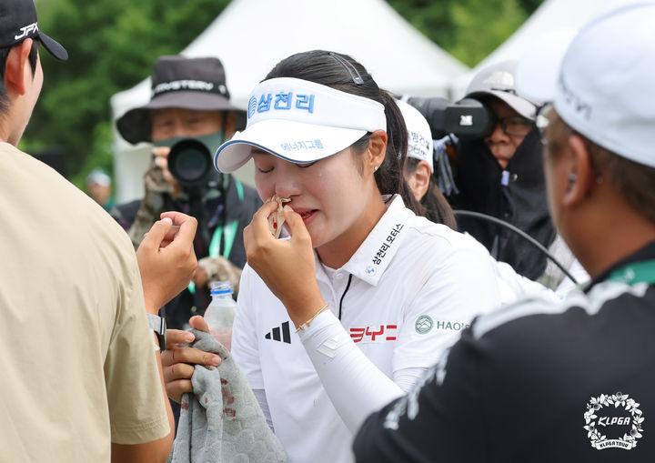 [서울=뉴시스] 한국여자프로골프(KLPGA) 투어 셀트리온 퀸즈 마스터즈에서 우승한 뒤 코피를 흘리는 서교림. (사진=KLPGA 제공) 2026.06.07. *재판매 및 DB 금지