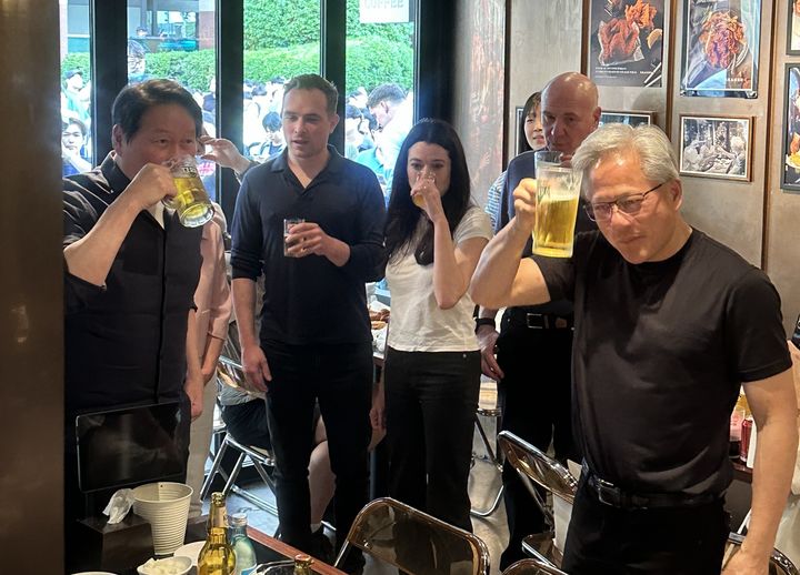 [서울=뉴시스] 젠슨 황 엔비디아 최고경영자와 최태원 SK그룹 회장이 7일 깐부치킨 삼성점에서 맥주를 마시고 있다. (사진=엔비디아 제공). 2026.06.07. photo@newsis.com *재판매 및 DB 금지
