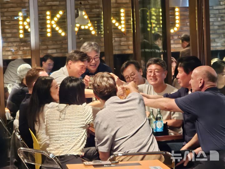 [서울=뉴시스] 박은비 기자 = 최태원 SK그룹 회장과&nbsp; 정재헌 SK텔레콤 사장 정석근 SK텔레콤 AI CIC장이 엔비디아 직원들과 7일 서울 강남구 깐부치킨 삼성점에서 2차 치맥 회동을 갖고 있다. 앞서 이날 정 사장과 최 회장 등 일행은 젠슨 황 엔비디아 최고경영자(CEO) 등과 먼저 치맥을 즐겼다. 