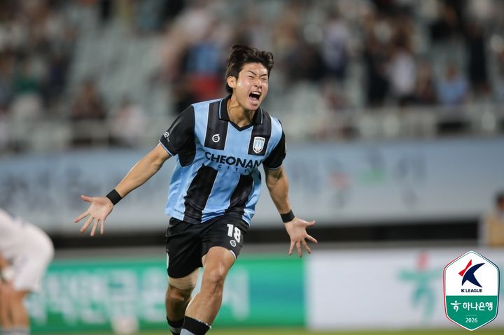 [천안=뉴시스] 천안시티FC 안창민이 7일 수원FC와 경기에서 경기종료 직전 득점에 성공하며 기뻐하고 있다. (사진=한국프로축구연맹 제공) 2026.06.07 photo@newsis.com *재판매 및 DB 금지