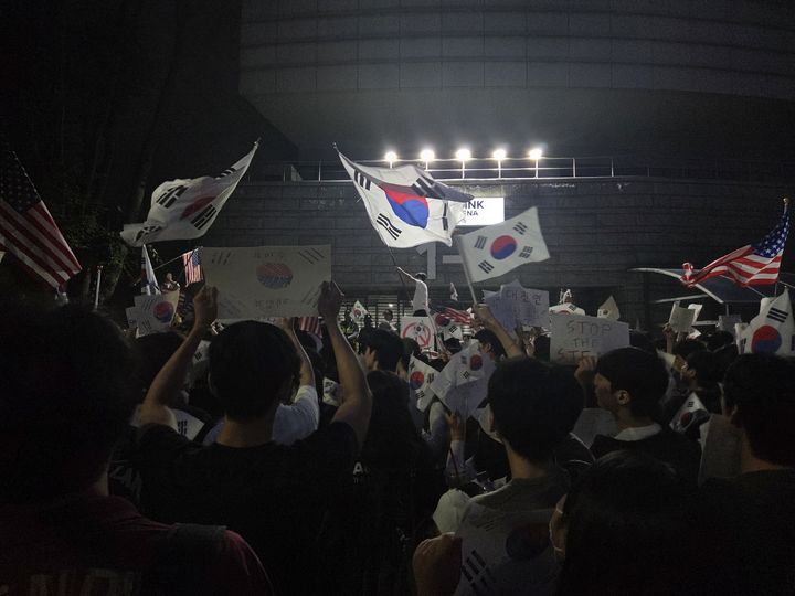 [서울=뉴시스] 이지영 기자=7일 오후 8시께 개표소인 서울 송파구 올림픽공원 핸드볼경기장 일대에서 '재선거'를 연호하는 봉쇄 시위 참여자들. 2026.06.07. jee0@newsis.com *재판매 및 DB 금지
