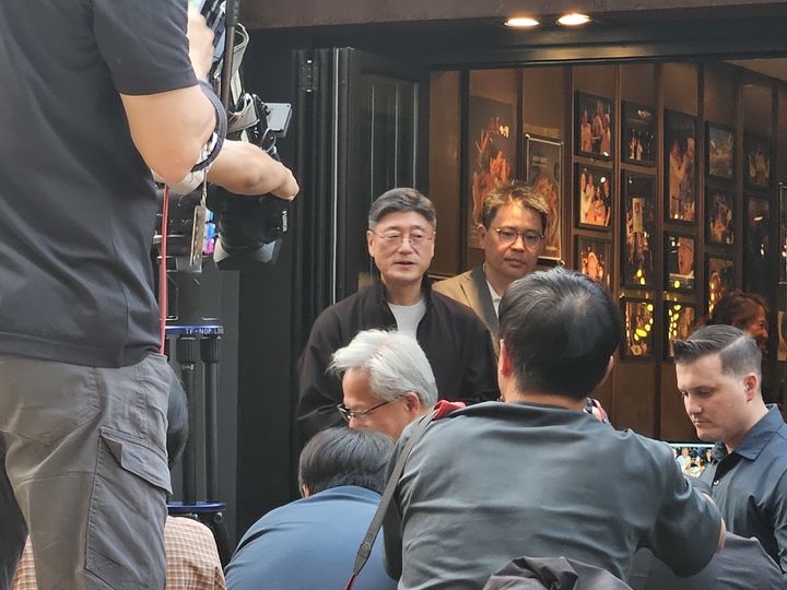 [서울=뉴시스] 박은비 기자 = 정재헌 SK텔레콤 사장이 7일 오후 서울 강남구 깐부치킨 삼성점에서 젠슨 황 엔비디아 최고경영자(CEO)와 함께 기다리던 시민들과 소통하고 있다. 2026.06.07. silverline@newsis.com *재판매 및 DB 금지