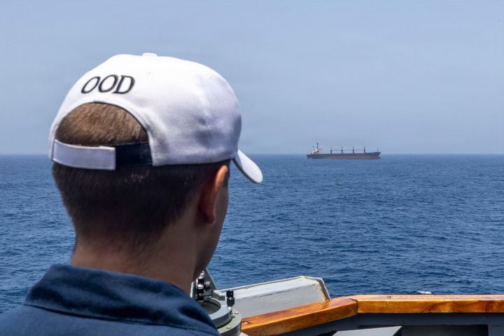 [서울=뉴시스] USS 마이클 머피함의 당직사관이 아라비아해에서 미군의 대이란 해상봉쇄를 추진하며 한 상선을 보고 있다. (출처=CENTCOM X) *재판매 및 DB금지 2026.06.07. *재판매 및 DB 금지