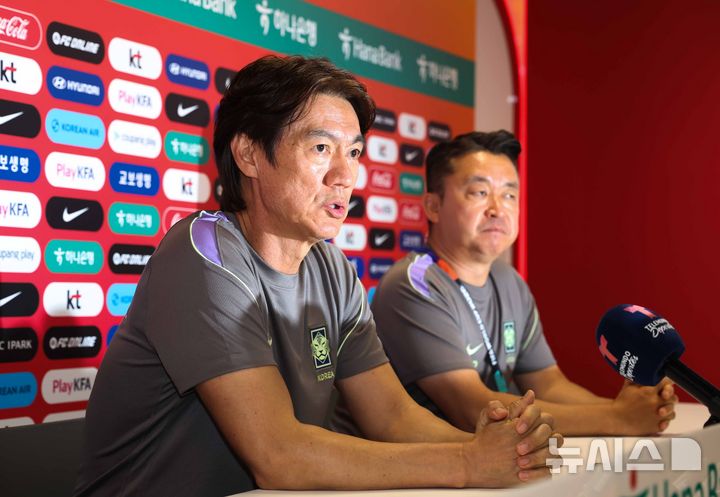 [과달라하라(멕시코)=뉴시스] 김명년 기자 = 홍명보 축구국가대표팀 감독이 6일(현지 시간) 멕시코 과달라하라 베이스캠프 훈련장인 치바스 바예 베르데에서 기자회견하고 있다. 2026.06.07. kmn@newsis.com