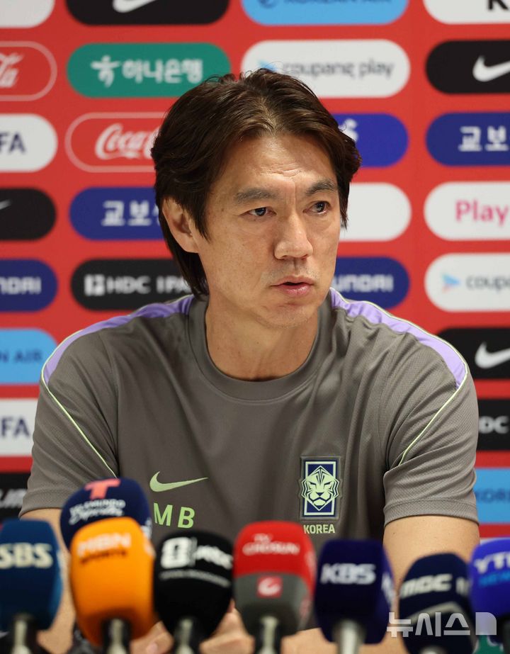 [과달라하라(멕시코)=뉴시스] 김명년 기자 = 홍명보 축구국가대표팀 감독이 6일(현지 시간) 멕시코 과달라하라 베이스캠프 훈련장인 치바스 바예 베르데에서 기자회견하고 있다. 2026.06.07. kmn@newsis.com