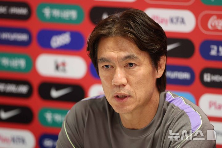 [과달라하라(멕시코)=뉴시스] 김명년 기자 = 홍명보 축구국가대표팀 감독이 6일(현지 시간) 멕시코 과달라하라 베이스캠프 훈련장인 치바스 바예 베르데에서 기자회견하고 있다. 2026.06.07. kmn@newsis.com