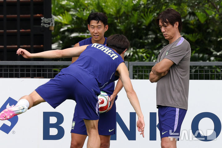 [과달라하라(멕시코)=뉴시스] 전신 기자 = 축구 국가대표팀 홍명보 감독이 6일(현지 시간) 멕시코 과달라하라 베이스캠프 훈련장인 치바스 바예 베르데에서 손흥민을 비롯한 선수들의 훈련을 지켜보고 있다. 2026.06.07. photo1006@newsis.com