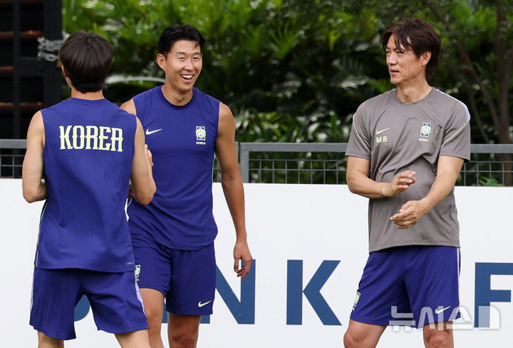 [과달라하라(멕시코)=뉴시스] 전신 기자 = 축구 국가대표팀 홍명보 감독과 손흥민이 6일(현지 시간) 멕시코 과달라하라 베이스캠프 훈련장인 치바스 바예 베르데에서 훈련을 하며 미소 짓고 있다. 2026.06.07. photo1006@newsis.com