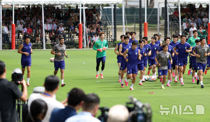 [사포판(멕시코)=뉴시스] 전신 기자 = 축구 국가대표팀 선수들이 6일(현지 시간) 멕시코 과달라하라 인근 사포판에 위치한 치바스 바예 베르데에서 훈련을 하고 있다. 2026.06.07. photo1006@newsis.com